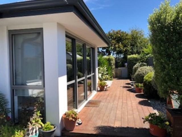 A Little Bit Beachy Modern Guest Room And Private Toilet Christchurch Buitenkant foto